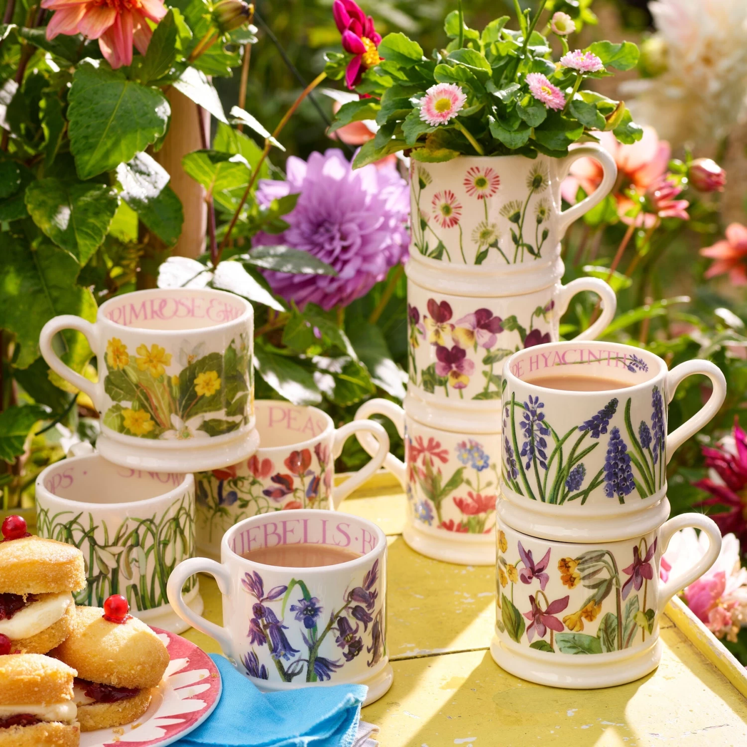 Daisies Small Mug - Image 4